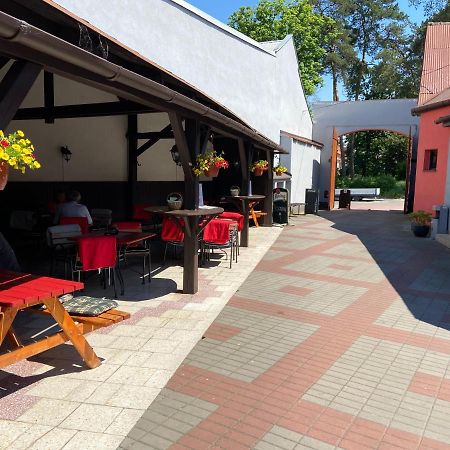 Kroměříž Penzion A Restaurace Na Jizdarne מראה חיצוני תמונה