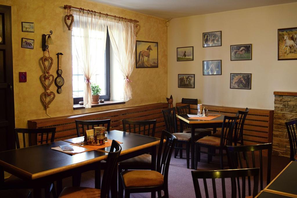 Kroměříž Penzion A Restaurace Na Jizdarne מראה חיצוני תמונה
